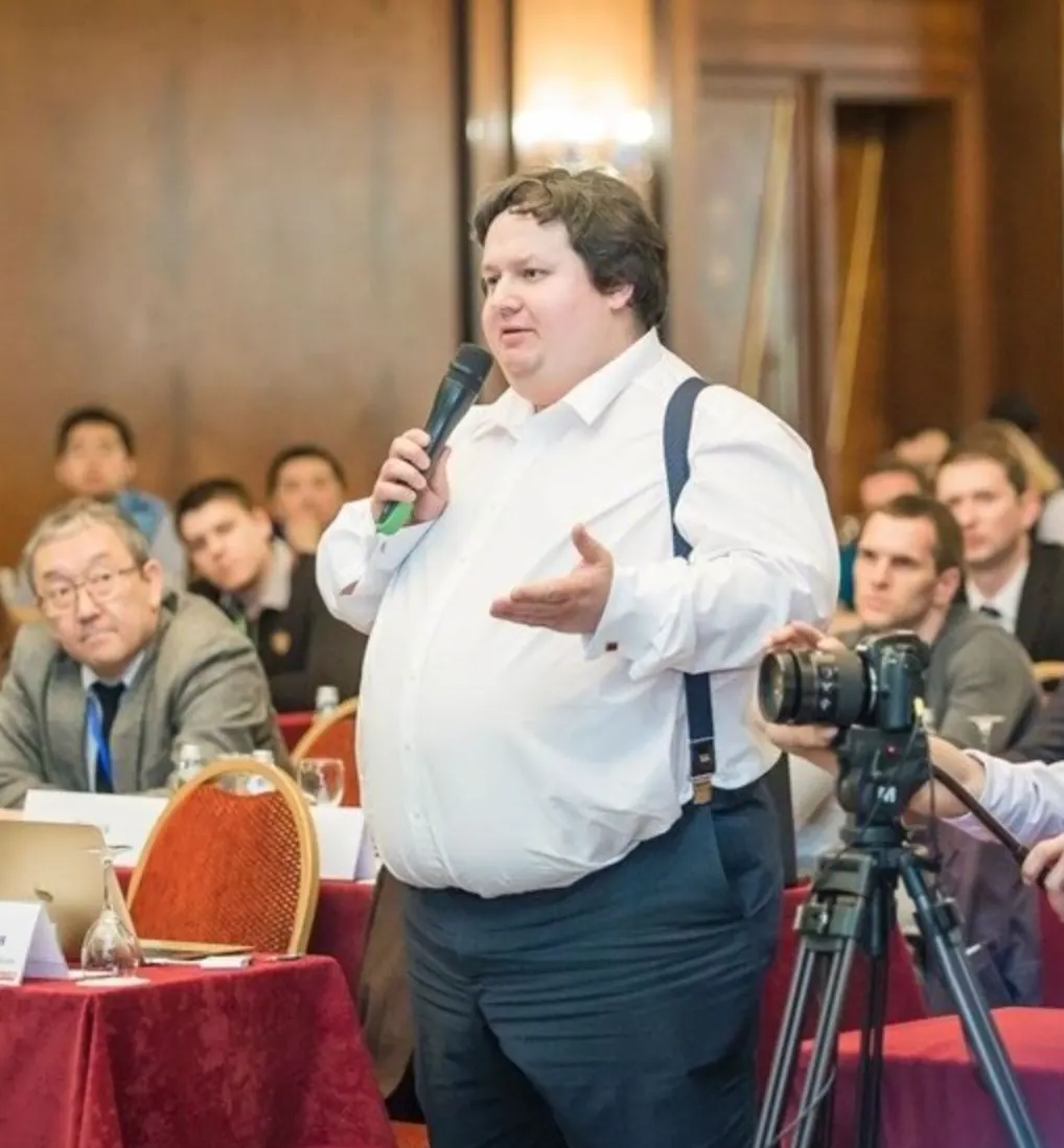 Евгений Питолин с микрофоном в зале